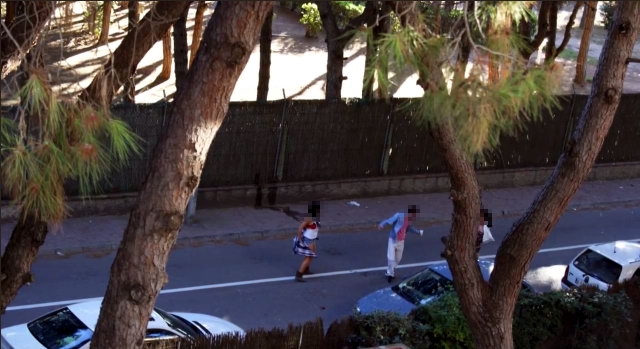 Imagen 9 extra�da de un video grabado por un grupo de vecinos de Gav� Mar sobre las molestias que los clientes de un afterhour de Viladevoquen en Gav� Mar (12 Octubre 2011)